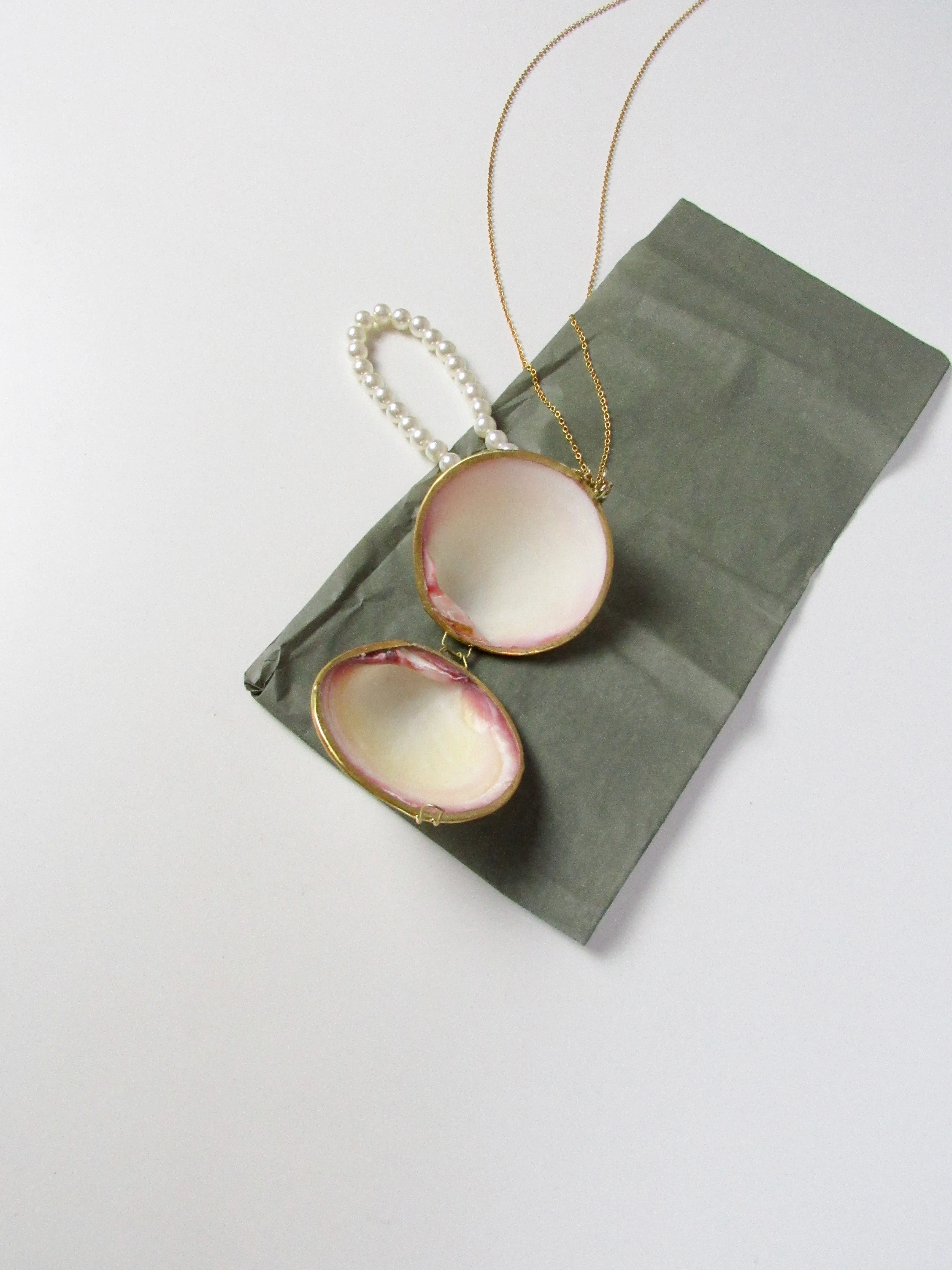 White Seashell Gold Pendant Necklace Purse